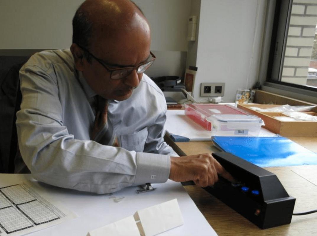 Checking the fluorescence of a diamond