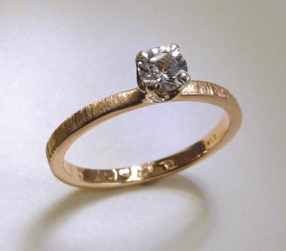 Solitaire diamond ring with textured band